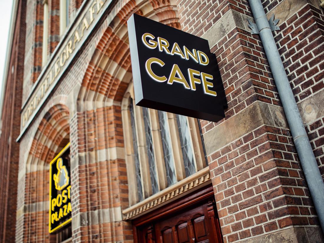 Post Plaza Aanzicht Grand Cafe